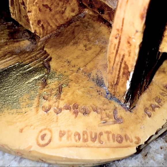 Early-Mid Century Ceramic Figurine SIGNED. - Picture 5 of 5